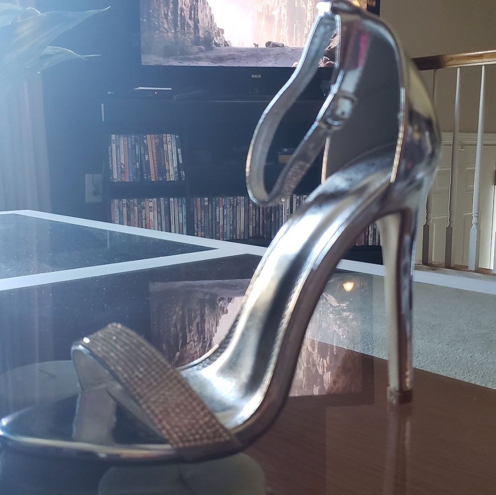 Stiletto - Picture 2 of 4